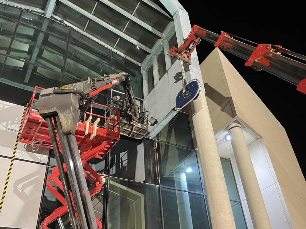 Remplacement vitre cassée, magasin Carrefour Montpellier